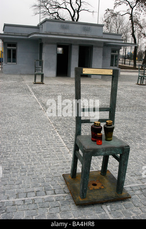 La Cracovia Ghetto Memorial nel Plac Bohaterów Getta (Ghetto Piazza degli Eroi) Podgorze fu inaugurato nel dicembre 2005. Foto Stock