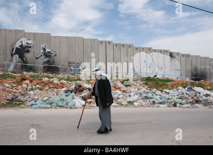 Autorità Palestinese Betlemme Aida Refugee Camp anziano palestinese passata a piedi muro israeliano Foto Stock