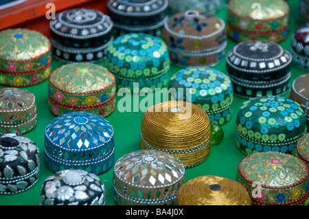 Piccole scatole rotonde colorate in vendita nel mercato su Jew Town Road, Mattancherry, Kochi, (Cochin) Kerala, India Foto Stock