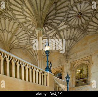 Oxford, Inghilterra, Regno Unito. Christ Church College. Ventilatore soffitto a volta (1638) al di sopra della scala Foto Stock