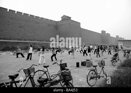 I popoli facendo tai chi in pingyao Foto Stock