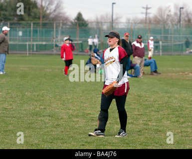 Una delle ragazze highschool softball gioco. Foto Stock