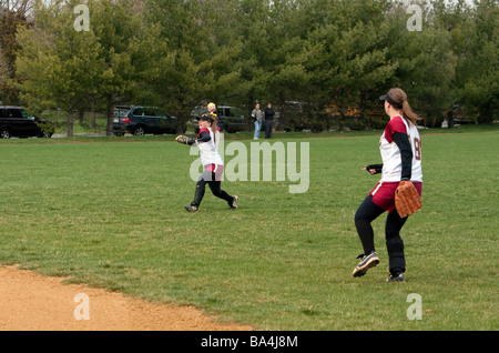 Una delle ragazze highschool softball gioco. Foto Stock