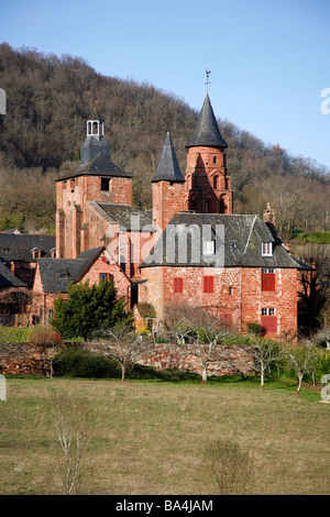 La chiesa ed il villaggio di Collonges la rouge in Correze Francia Foto Stock