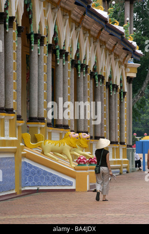 Il Vietnam Tay Ninh modelli retro turistico-parere n. Cao-Dai-Tempel dettaglio rilasciare Asia landmarks templi convinzione la religione colonne Foto Stock