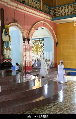 Il Vietnam Tay Ninh dettaglio modelli di credenti non Cao-Dai-Tempel passi rilasciare Asia landmarks templi convinzione la religione la gente asiatici Foto Stock