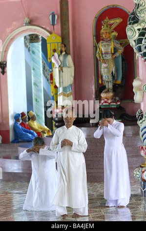 Il Vietnam Tay Ninh Cao-Dai-Tempel hall dettaglio donne prega modelli non rilasciare Asia sud-est-Asia vista punti di riferimento templi credenza Foto Stock