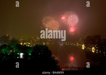 Spettacolo pirotecnico sul lago Hoan Kiem per Tet festeggiamenti in Hanoi Vietnam Foto Stock