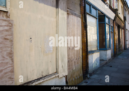 Saliti fino ai negozi in carbone ex villaggio minerario di Six Bells Blaenau Gwent nel Galles del Sud delle Valli REGNO UNITO Foto Stock