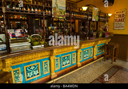 Victorian mattonelle bar nell'Hotel Walerloo Pillgwenlly Newport South Wales UK Foto Stock