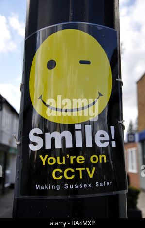 'Smile sei su CCTV' avviso, High Street, Crawley, West Sussex, in Inghilterra, Regno Unito Foto Stock