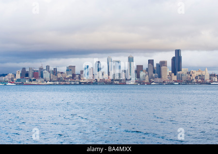 Lo skyline del centro cittadino di Seattle e della Baia di Elliott su un nuvoloso giorno di inverno Foto Stock