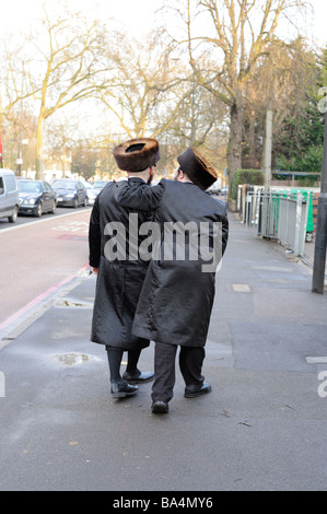 Due ortodossi Nigun uomini ebrei durante la festa di Purim a Stamford Hill Londra Foto Stock