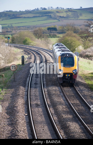 Il Chiltern Linea ferroviaria diretta a sud di Leamington Spa guardando verso sud con un Cross Country classe treni 220 Voyager avvicinando Foto Stock