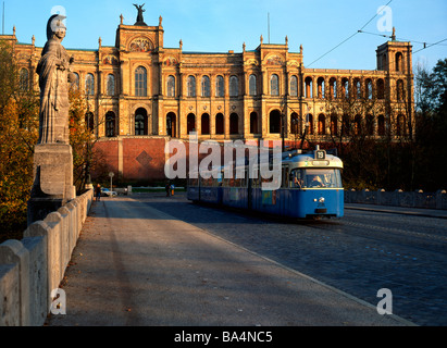 Vecchio Tram sul Massimiliano ponte con bavarese del Parlamento Statale Maximilianeum in background Monaco di Baviera Baviera Germania Foto Stock