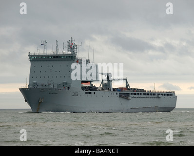 Royal Fleet nave ausiliaria Mounts Bay avvicinando Southampton Regno Unito Foto Stock