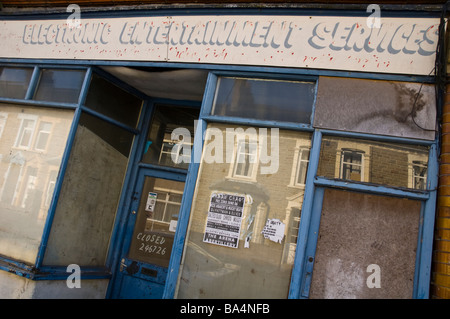 Negozi chiusi nella ex miniera di carbone villaggio di Six Bells Blaenau Gwent nel Galles del Sud delle Valli REGNO UNITO Foto Stock