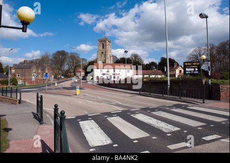 Belisha beacon e una strada pedonale di attraversamento Foto Stock