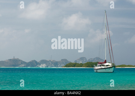 Barca a vela che sono ancorate al largo di Francisqui Los Roques Parco Nazionale del Venezuela Sud America Foto Stock