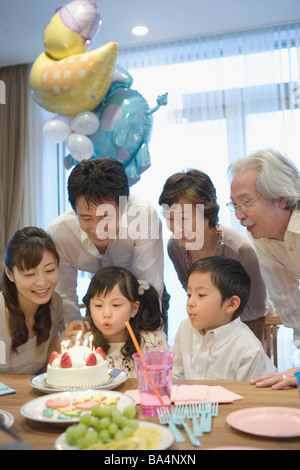 Tre generazioni la famiglia festeggia il compleanno a casa Foto Stock