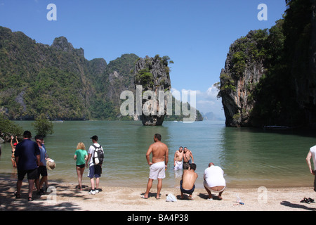 I turisti su james bond island thailandia Foto Stock