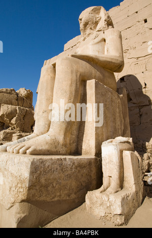 Il settimo pilone con colossale statua seduto nel tempio di Karnak e Luxor Egitto Foto Stock