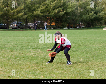 Una delle ragazze high school softball gioco. Foto Stock