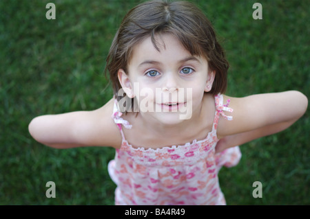 5 anni bambina cercando Foto Stock