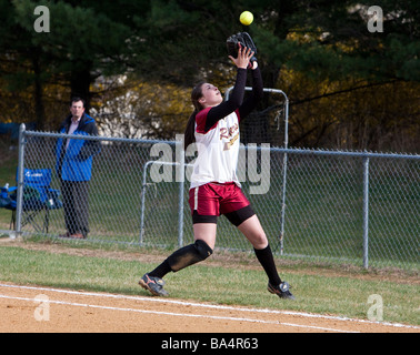 Una delle ragazze highschool softball gioco. Foto Stock
