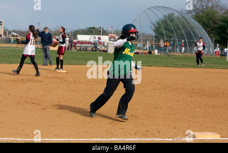 Una delle ragazze highschool softball gioco. Foto Stock