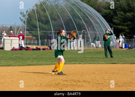 Una delle ragazze highschool softball gioco. Foto Stock