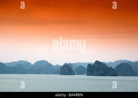 Foschia mattutina vedute della Baia di Ha Long Vietnam Foto Stock