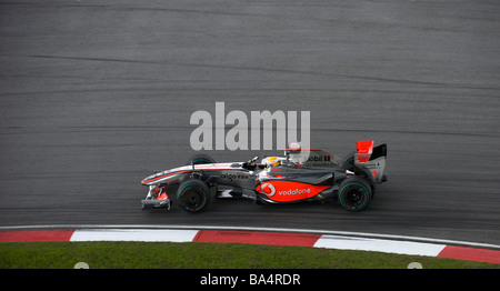 Vodafone McLaren Mercedes driver Lewis Hamilton di Gran Bretagna manzi la sua vettura durante il 2009 FIA Formula One Malasyan Grand P Foto Stock