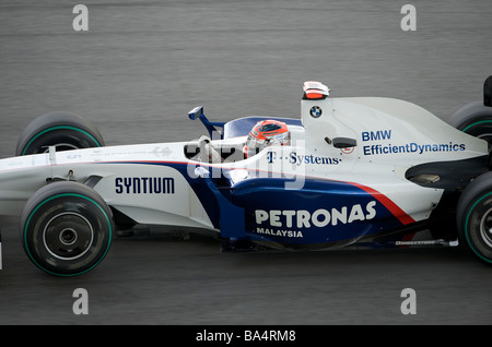 La BMW Sauber F1 Team driver Robert Kubica di Polonia manzi la sua vettura durante la terza sessione di prove libere in anticipo il 2009 FIA Formula su Foto Stock