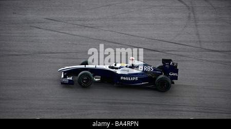 AT&T pilota della Williams Nico Rosberg di Germania manzi la sua vettura durante il 2009 FIA Formula One Malasyan Grand Prix al ci di Sepang Foto Stock