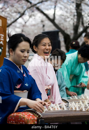 Le donne giapponesi giocando Koto Foto Stock