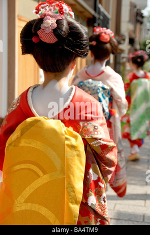 Geisha con Obi camminando sulla strada a Kyoto, Giappone Foto Stock