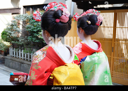 Geisha in kimono con elegante acconciatura a Kyoto, Giappone Foto Stock