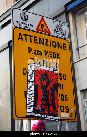 Un cartello stradale in Milano, Italia Foto Stock