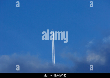 Corrente a getto attraverso il cielo blu Foto Stock