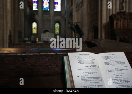 Inno libro aperto davanti a servizio a Norwich Cathedral Foto Stock