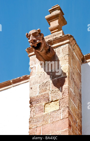 Gargoyle su di una colonna di mattoni di un edificio in Gran Canaria Foto Stock
