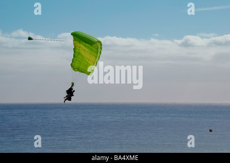 Giovane parapendio oltre oceano Atlantico verso la spiaggia di Playa del Ingles Gran Canaria Foto Stock