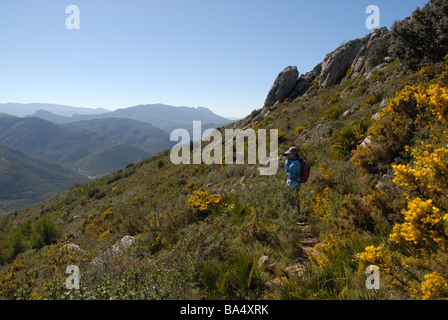 Donna escursionista sulla Sierra del Penyo, vicino a Benimaurell, Vall de Laguar, provincia di Alicante, Comunidad Valenciana, Spagna Foto Stock