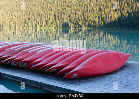 Canoa sul Lago Louise in Banff, Alberta, Canada Foto Stock