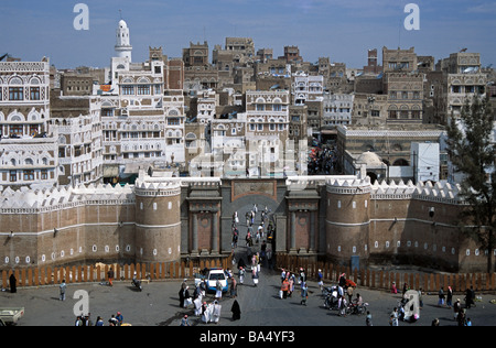 Città vista su Bab al-Yemen Town Gate & le mura della città con la Città Vecchia & case a torre al di là di Sana'a Sana o San'a, Yemen Foto Stock