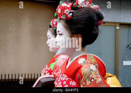 Geisha donne nel rifornimento tradizionali Foto Stock