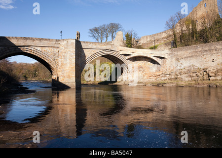 Barnard Castle Teesdale County Durham Regno Unito Inghilterra il vecchio ponte in pietra che attraversa il Fiume Tees riflessa nell'acqua Foto Stock