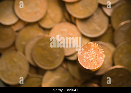 Luccicanti un penny contro sfocato 1 e 2 pence monete Foto Stock