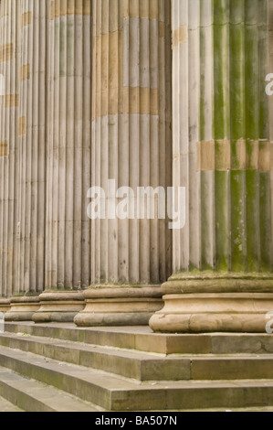 Close up delle classiche colonne di pietra con alcuni muschio e gradini Foto Stock